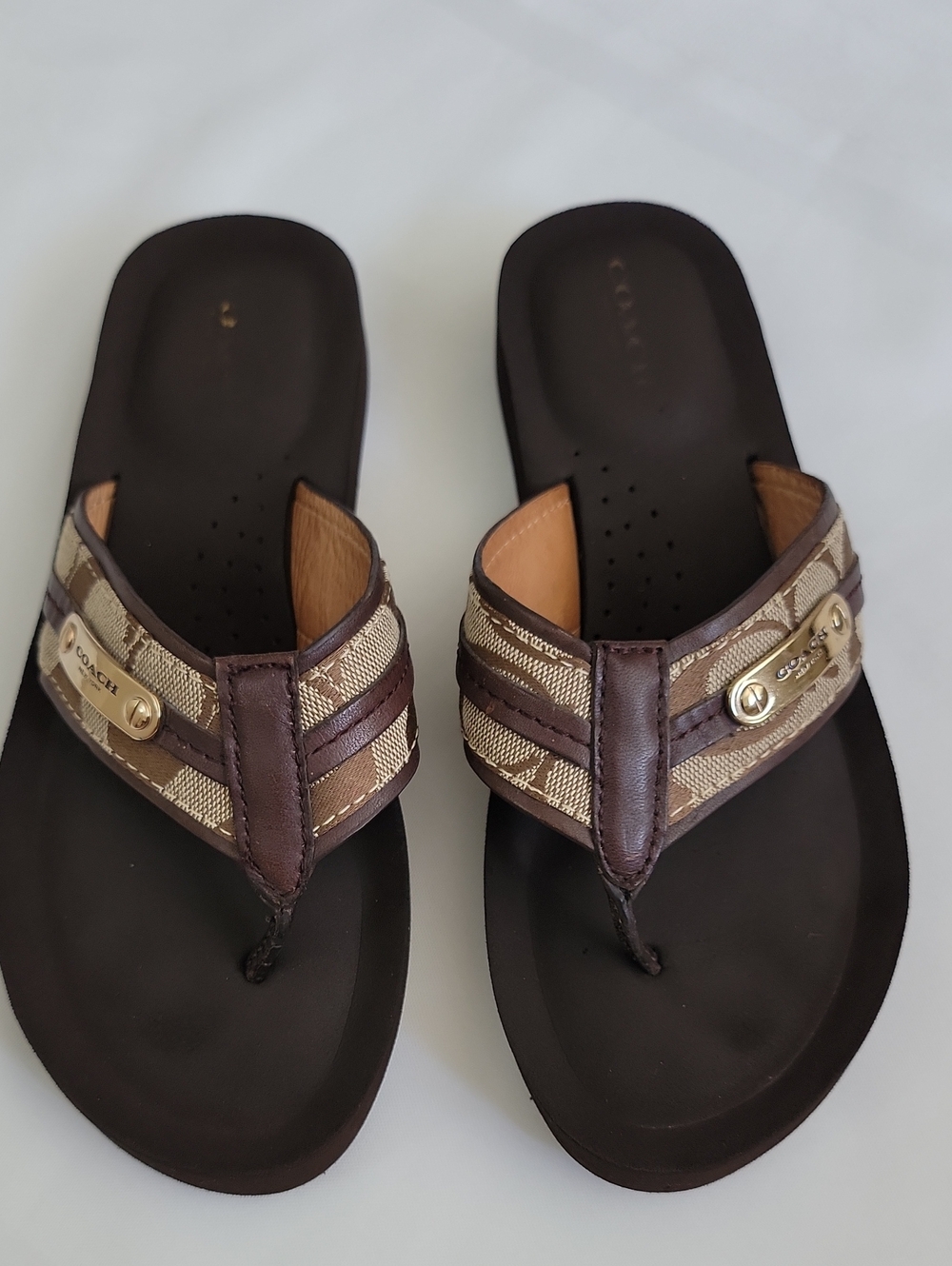 Coach Brown Signature Canvas V-strap Thong Sandals with Gold Hardware SZ: 6B